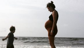 Babytijd-gaat-snel-voorbij-zwanger-strand