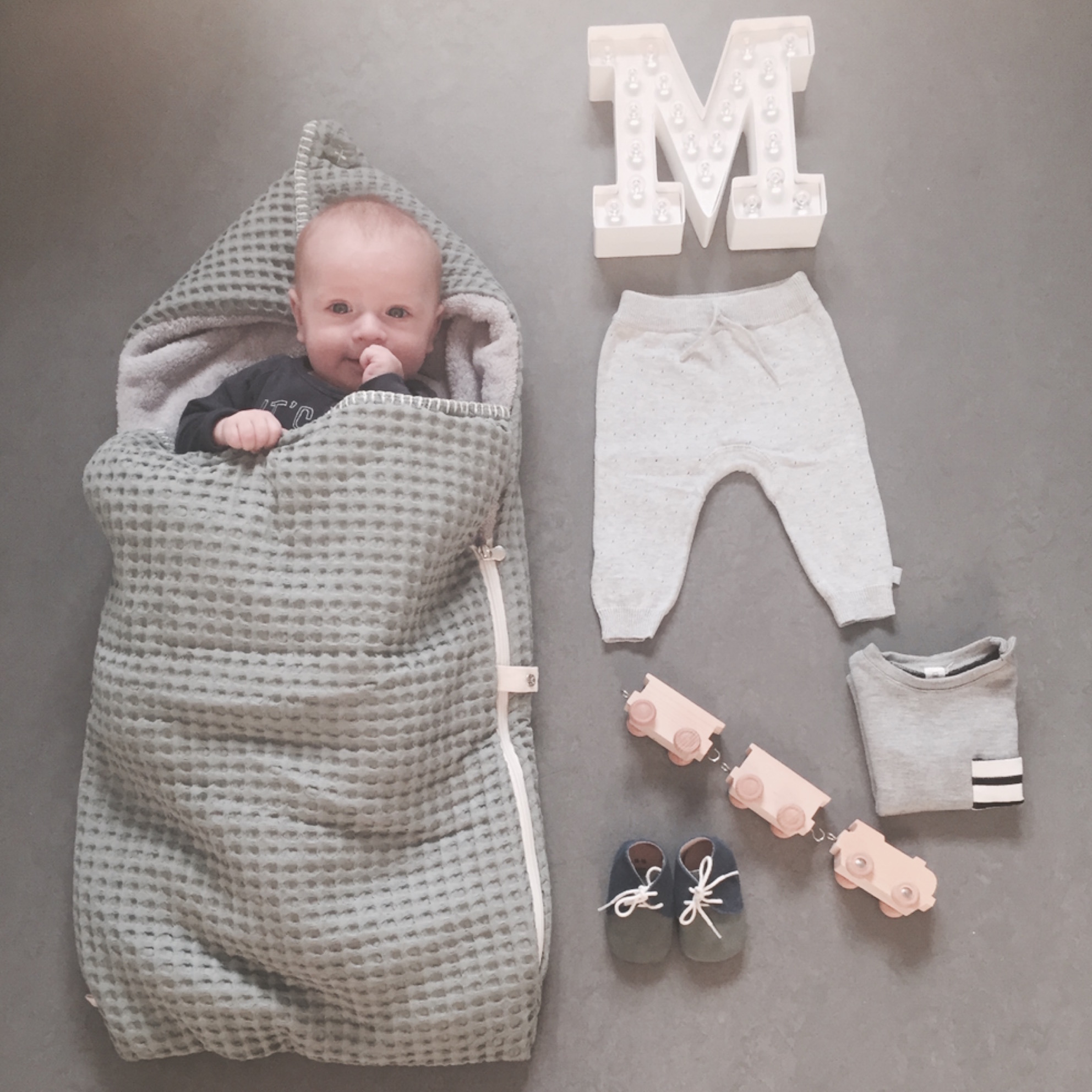 Baby Max warm en cosy in de Koeka voetenzak | Babylabel