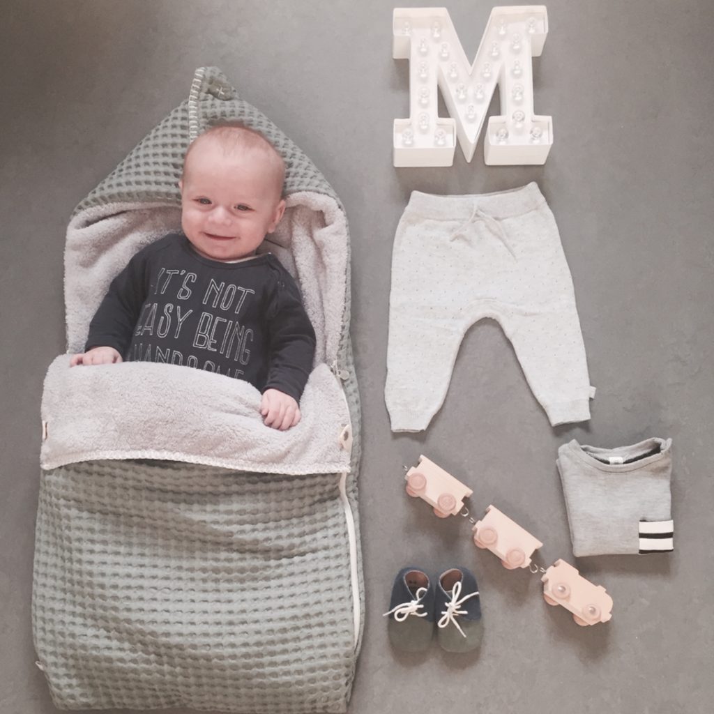 Baby Max warm en cosy in de Koeka voetenzak | Babylabel