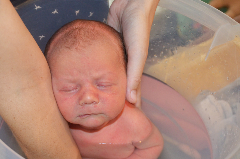 tummy tub, baby in tummy tub, babybadje, babyverzorging, babylabel