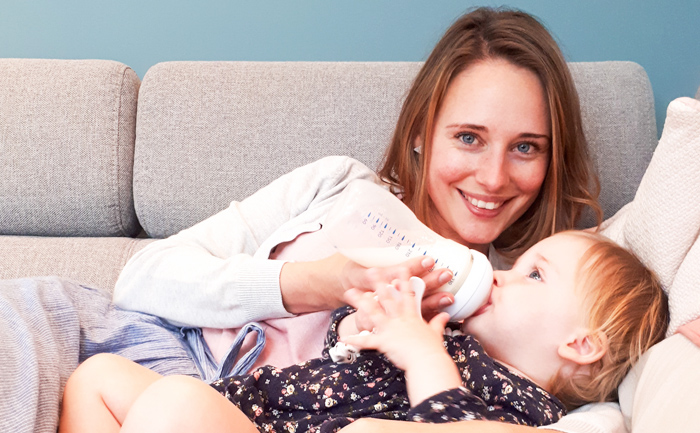 zelf fles vasthouden, mijn kind wil niet zelf haar fles vasthouden, flesvoeding, babylabel