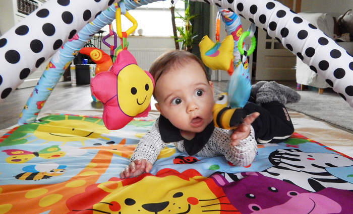 ontwikkeling baby 6 maand, wat kan een baby van 6 maand, baby 6 maand, babyblog, fisher price babygym