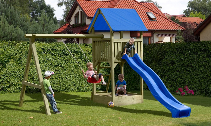 houten speeltoestellen, houten speelhuis met glijbaan