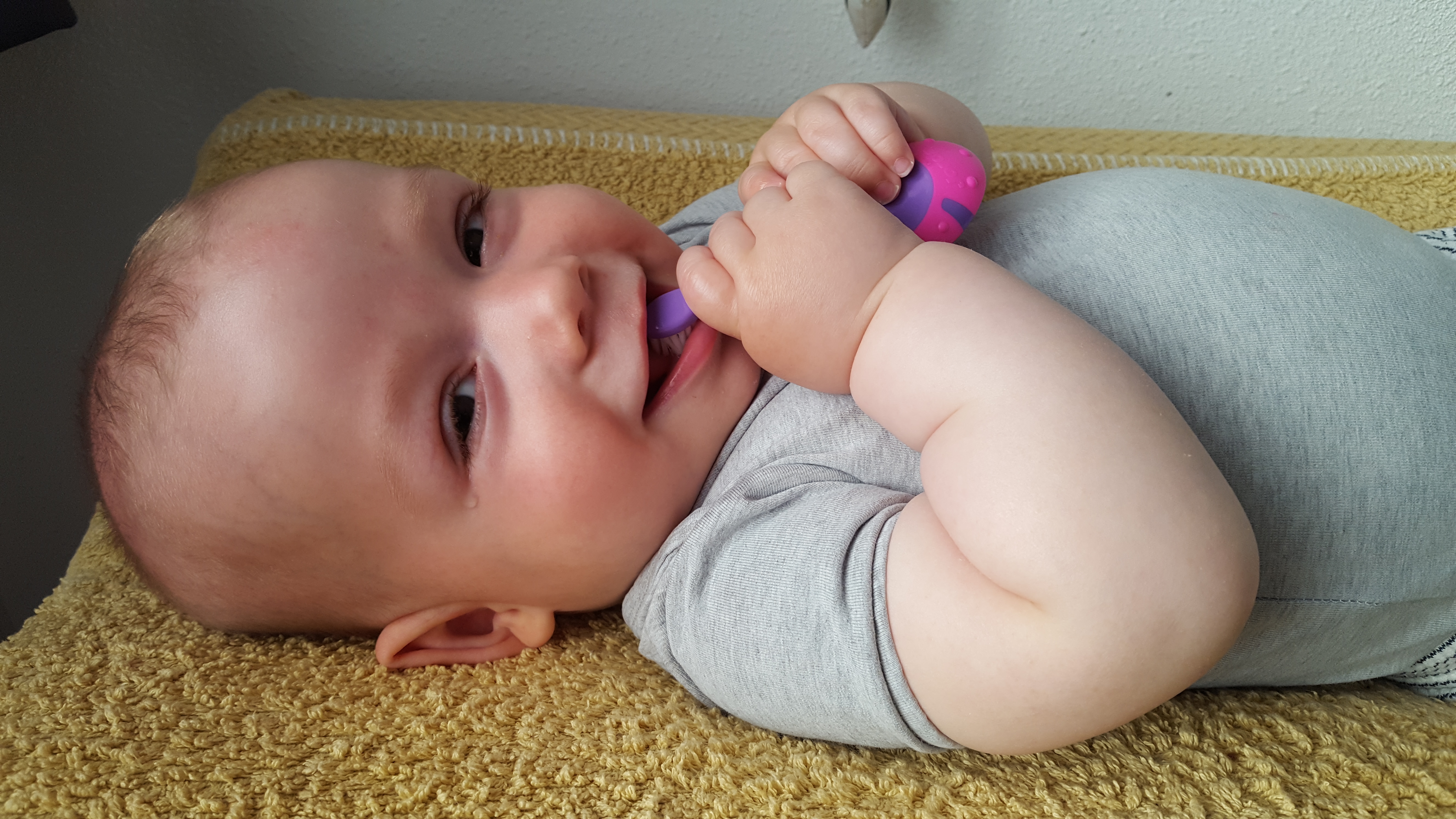 eerste babytandjes, wanneer komen de eerste tandjes, doorkomende tandjes