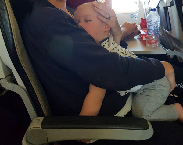 baby slapen aan boord vliegtuig