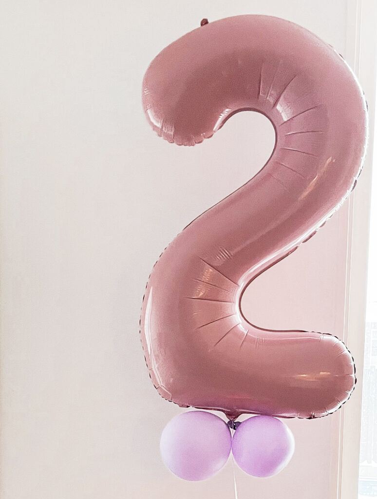 verjaardag vieren, verjaardag vieren in coronatijd, 2 jaar, verjaardag 2 jaar, kinderfeest 2 jaar, 2 jaar ballon, folie ballon 2 jaar