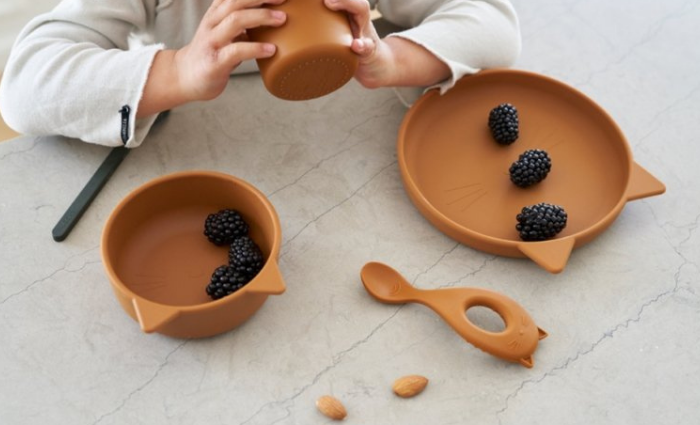 liewood servies, goed babyservies, kinderservies, babyservies, babybordjes, drinkbeker beker, anti lek beker, baby leren eten, eerste babyhapjes, babybordjes,