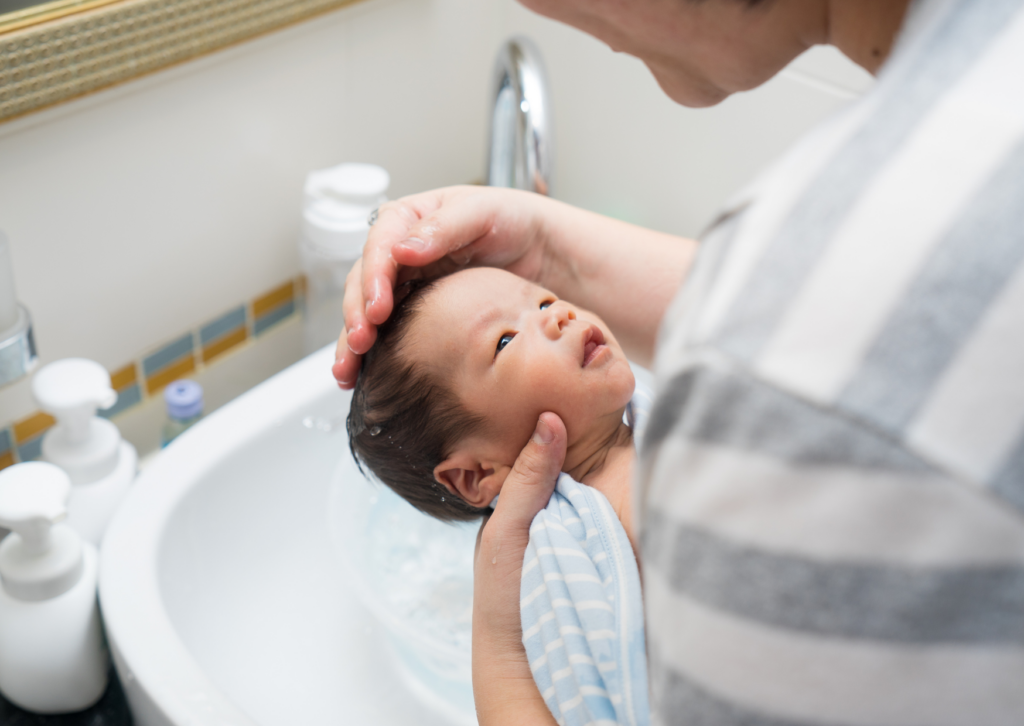 De eerste haartjes wassen? Hier moet je op letten! - BABYLABEL