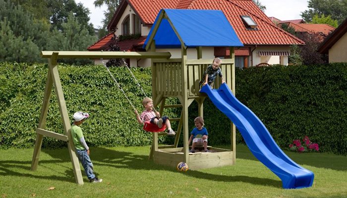 houten speeltoestellen, houten speelhuis met glijbaan